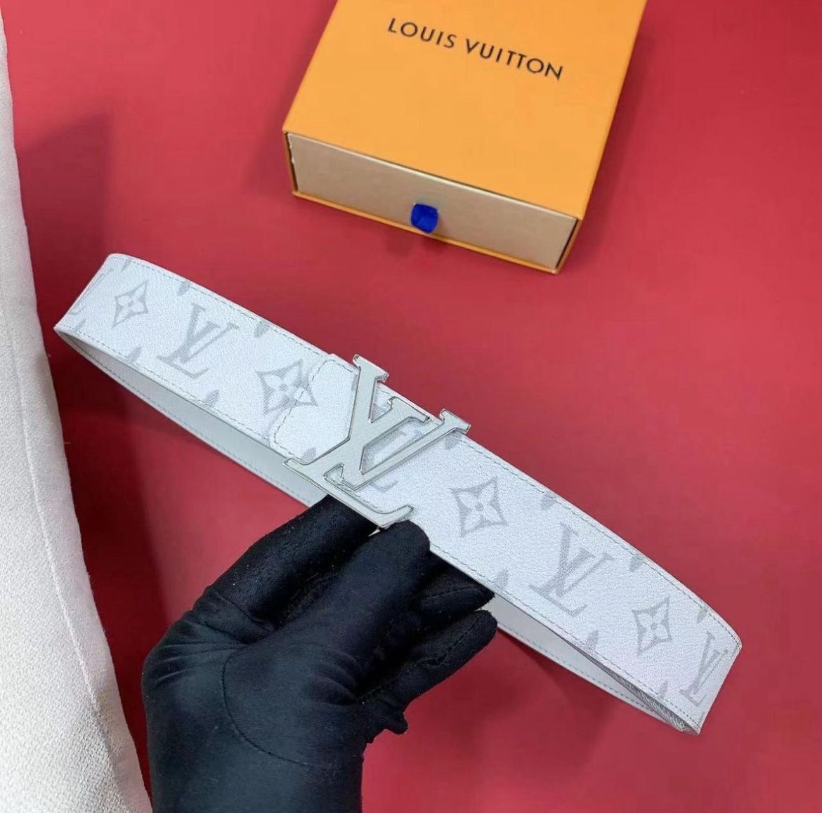 Louis Vuitton Curea LV